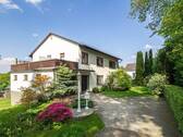 Eingangsansicht - Zwei Wohnungen, viele Möglichkeiten - gepflegtes Zweifamilienhaus mit Garten und Terrassen in Neheim