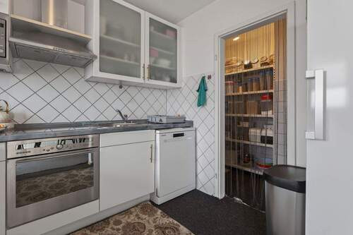 Küche mit Abstellraum - 