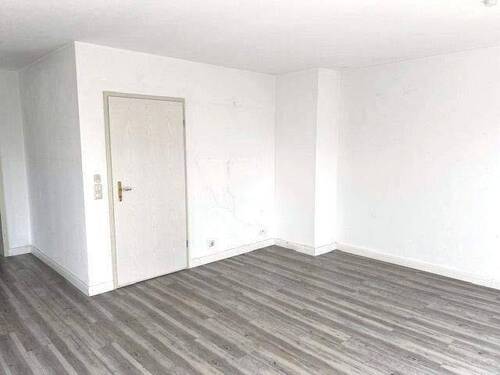 Wohnen mit Türe zum Treppenhaus - 