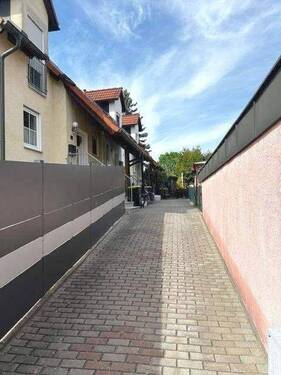 Weg zum Haus - Reihenendhaus mit 135,00 m&sup2; in Heroldsbach zum Kaufen