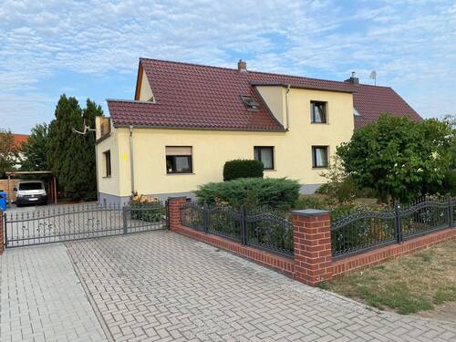 Straßenansicht - Modernisiert und vielseitig nutzbar - mit großem Garten