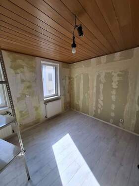 1.OG / Nicht renovierter Raum - 