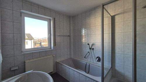 Bad Wanne u Dusche - 3 Zimmer Etagenwohnung in Marktheidenfeld