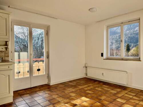 Wohnküche mit Zugang zum Balkon - 
