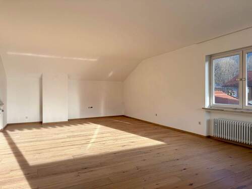 Das großzügige Wohnzimmer - 2 Zimmer Etagenwohnung zur Miete in Oberau