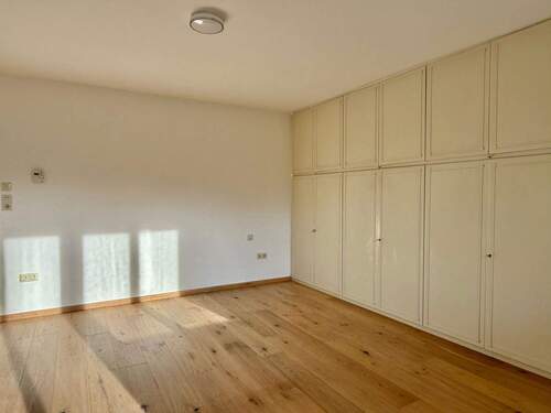 ..mit praktischem Einbauschrank - 