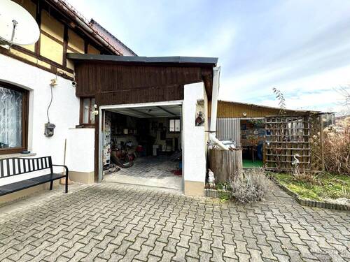 Garage mit angebautem Freisitz - 