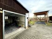 Garage mit Wohnwagen-Carport, freier Blick hinter dem Grundstück - 