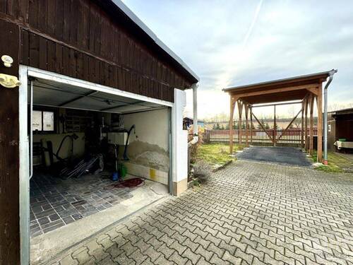 Garage mit Wohnwagen-Carport, freier Blick hinter dem Grundstück - 