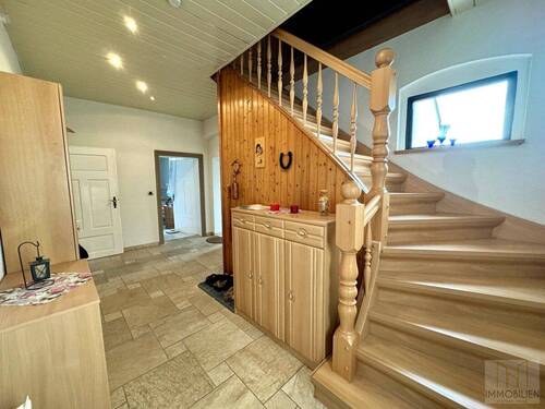 EG – Flur mit Treppenaufgang zum OG - 160m² Freiraum für Ideen - Einfamilienhaus mit Garten & Carport