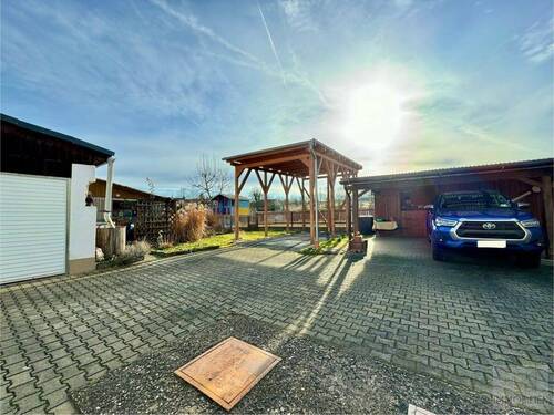 Hof mit vielen Pkw-Stellplätzen - 