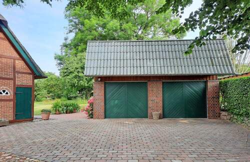 Doppelgarage mit elektrischen Rolltoren und Wallbox - 