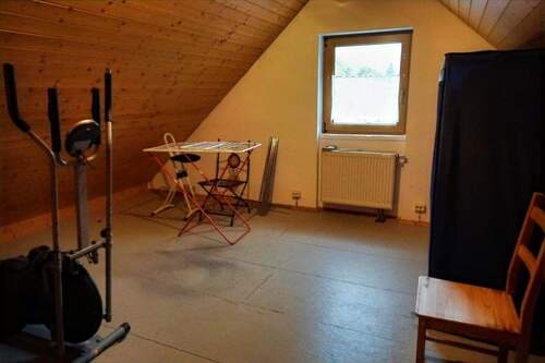 ausbaufähiges Zimmer im Dachgeschoss - 