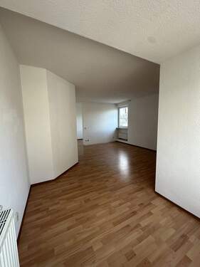Wohnzimmer Ansicht 3 - Etagenwohnung mit 69,30 m&sup2; in Bitterfeld-Wolfen zur Miete
