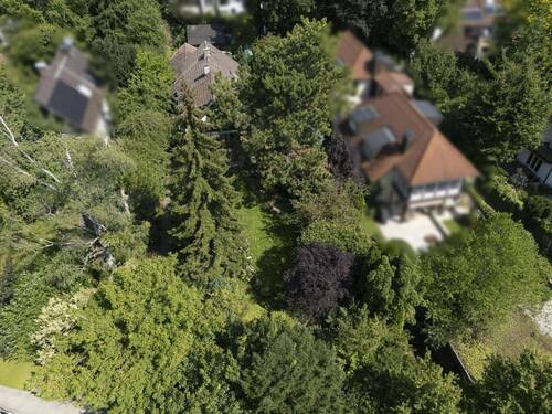 Bild 1 - Gartenansicht mit Haus -Drohnenaufnahme- - 5 Zimmer Einfamilienhaus zum Kaufen in Gräfelfing