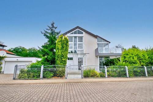 Hausfront - 7 Zimmer Doppelhaushälfte in Erfurt