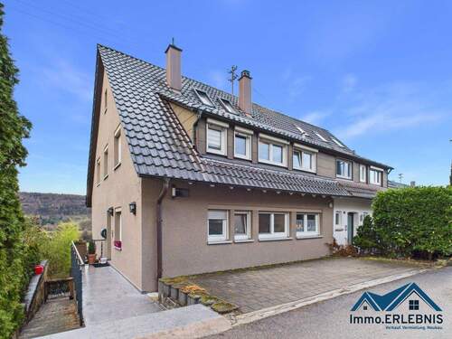 Außenansicht - DAS ist es! Modernisierte DHH in Halbhöhenlage, großem Garten, Einbauküche, Balkon, Stellplatz uvm...!