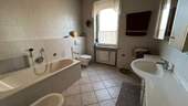 Bad mit Wanne EG - Mehrfamilienhaus, Wohnhaus mit 260,00 m&sup2; in Schöningen zum Kaufen