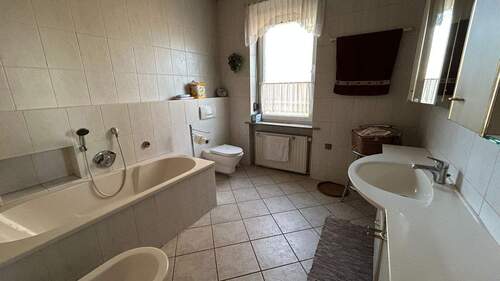 Bad mit Wanne EG - Mehrfamilienhaus, Wohnhaus mit 260,00 m&sup2; in Schöningen zum Kaufen