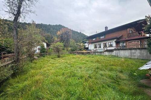 Blick in den Garten - Mehrfamilienhaus, Wohnhaus mit 100,00 m&sup2; in Garmisch-Partenkirchen zum Kaufen