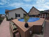 Pool mit Blick zum Haus und Gartenhütte - 