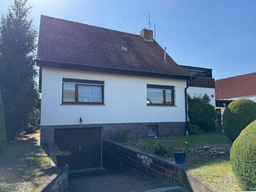 Straßenansicht - Klassisches Familienhaus: Raumwunder mit großem Garten und 2 Garagen