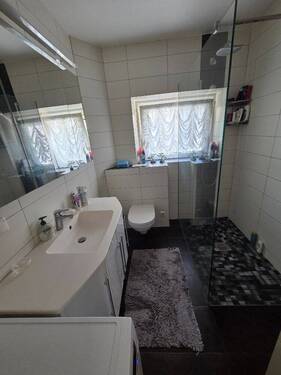 Bad mit Dusche - 