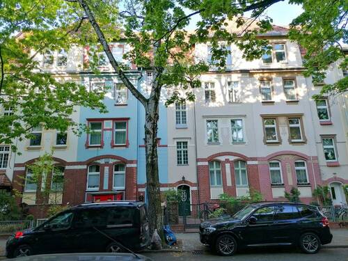 Straßenansicht - Gesamt - Diskret vermarktet: Altbau-MFH mit ca. 220?m² Wfl., 4 WE & Ausbaupotenzial - Faktor ca. 20