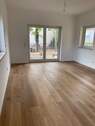 Wohnzimmer mit Parkett - 