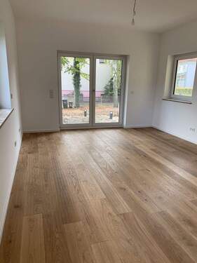 Wohnzimmer mit Parkett - 