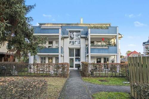 Objektansicht straßenseitig - Lichtdurchflutete 2-Zimmer-Dachgeschoswohnung mit Terrasse - Bezugsfrei Mitte Februar 2026