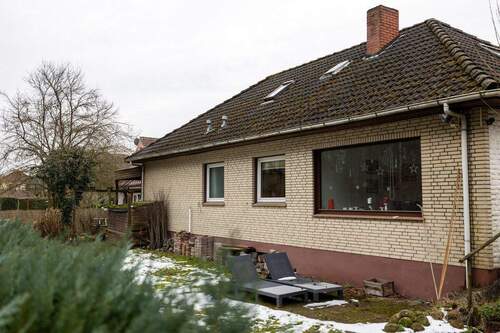 Rückseite - *** WALDBLICK in der NÄHE vom SEE in beliebter LAGE mit viel POTENZIAL für FAMILIEN ***