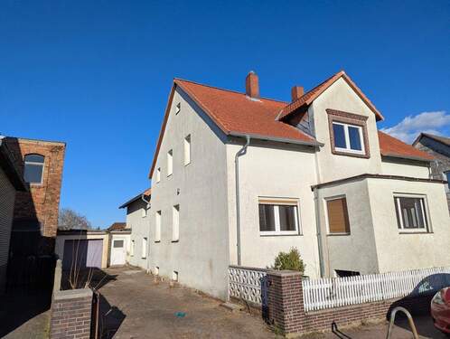 Haus Frontansicht - Großzügiges Haus mit Einliegerwohnung - viel Potenzial für Familie, Mehrgenerationen oder MFH