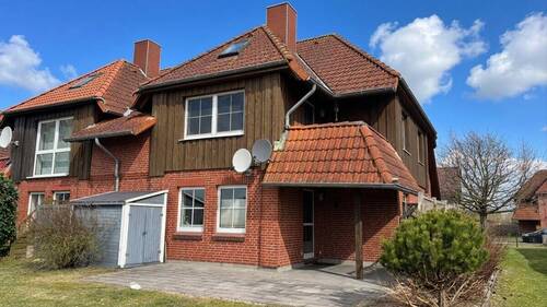 Ansicht mit Loggia - Traumhafter Feldblick: Eigentumswohnung über zwei Ebenen mit Loggia