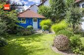 Blick auf das Gartenhaus - Einfamilienhaus mit 366,00 m² in Reichertshausen zum Kaufen