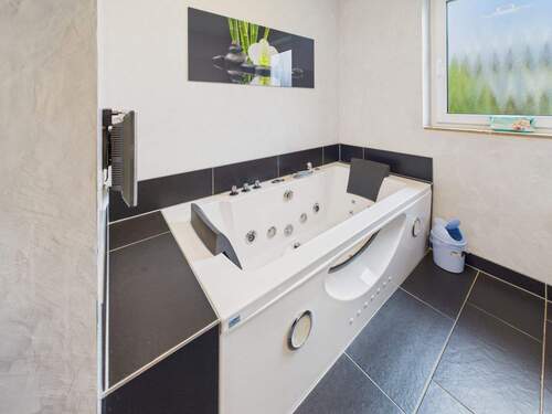Badewanne - 3 Zimmer Etagenwohnung in Altensteig
