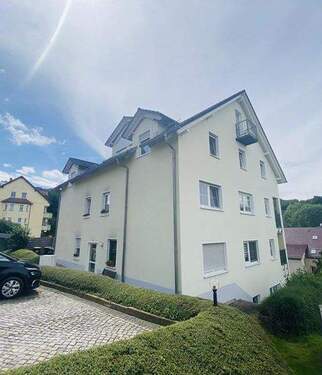 Hausansicht - Stilvolle Dachgeschoss-Maisonette mit 2 Balkonen und hochwertiger Küche