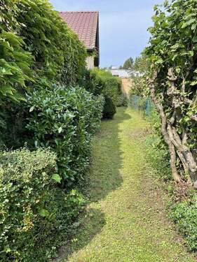 Ostseite, Blickrichtung Garage - 