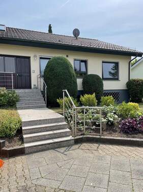 Eingangsbereich außen 1 - Großzügiges, helles Einfamilienhaus mit Einliegerwohnung, Massivbauweise, in ruhiger Sackgassenlage