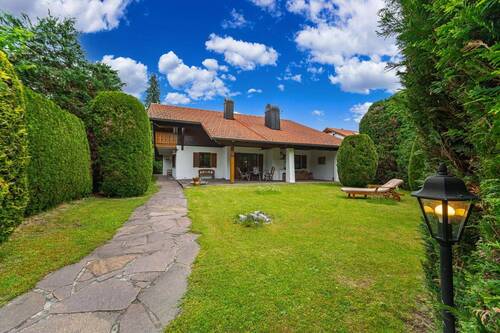 Hausansicht - Familienvergnügen: Einfamilienhaus in grüner TOP-Lage. Viel Platz, viel Grund, viel Wohnqualität!