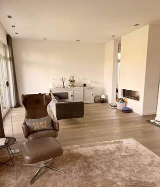 Wohnbereich mit Kamin - 6 Zimmer Doppelhaushälfte zur Miete in Meerbusch