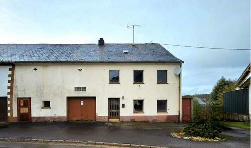 Frontansicht mit angebauter Garage - Sanierungs- & Entwicklungsobjekt mit Ausbaupotenzial im Nationalpark Hunsrück-Hochwald