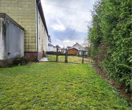 Grundstück, Blick hinter das Haus - 