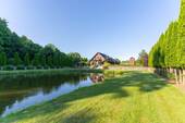 Garten und Teich - Einzigartige Oase: Stilvolles Einfamilienhaus mit privatem Teich auf ca. 3.400 m² Grundstück