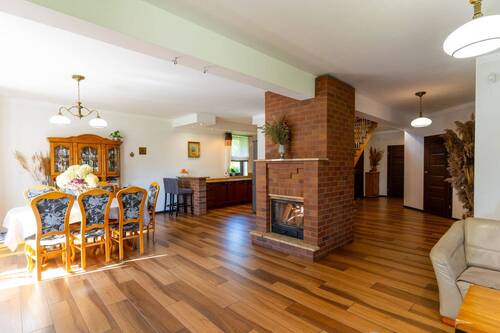 Wohnzimmer mit Kamin - Einfamilienhaus mit 302,80 m&sup2; in Przemocze zum Kaufen
