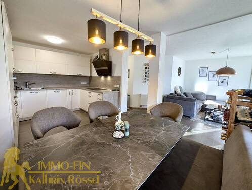 Essbereich mit Blick in die Küche und ins Wozi. - Terrassenwohnung mit 87,30 m&sup2; in Blaustein zum Kaufen