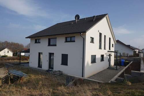 Seitenansicht vom Haus.JPG - 