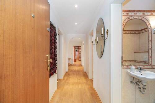 Flur - 3 Zimmer Etagenwohnung zum Kaufen in Haar