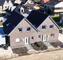 K 586 - Erstbezug in eine moderne und energieeffiziente Doppelhaushälfte mit Carport, Geräteraum und Terrasse in Beesten!!