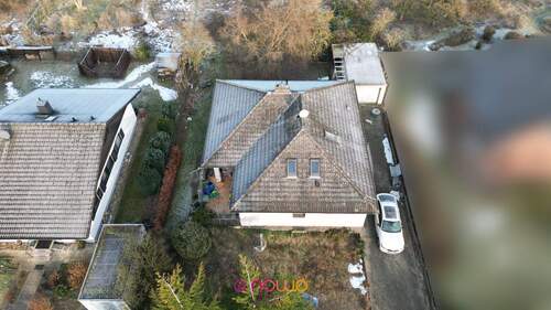 Aus der Vogelperspektive: der Bungalow mit seinem Grundstück - 